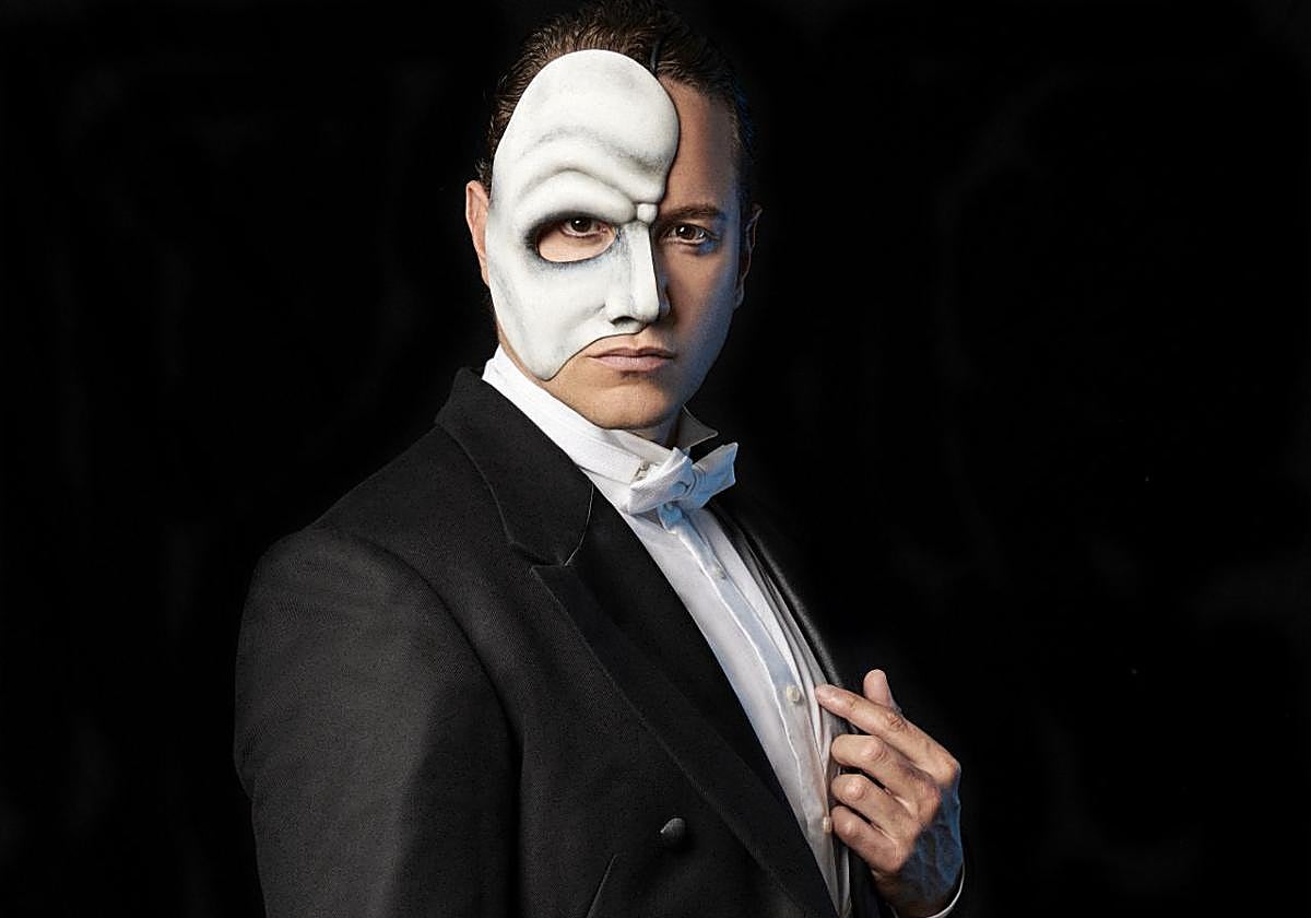 Daniel Diges posa con la máscara del Fantasma.