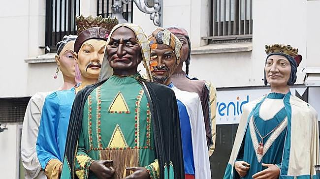 El desfile de gigantes y cabezudos es uno de los acontecimientos principales de sus fiestas