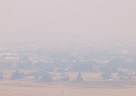 El humo de los incendios de Castilla y León cubrió el cielo de Valladolid.