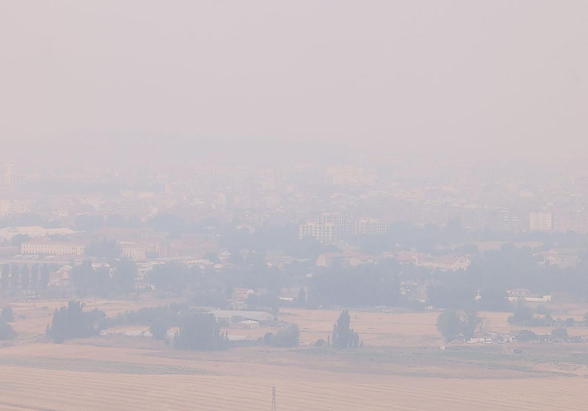 El humo de los incendios de Castilla y León cubrió el cielo de Valladolid.