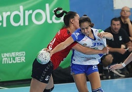 Sandra Monteagudo trata de zafarse de la férrea defensa de una rival.