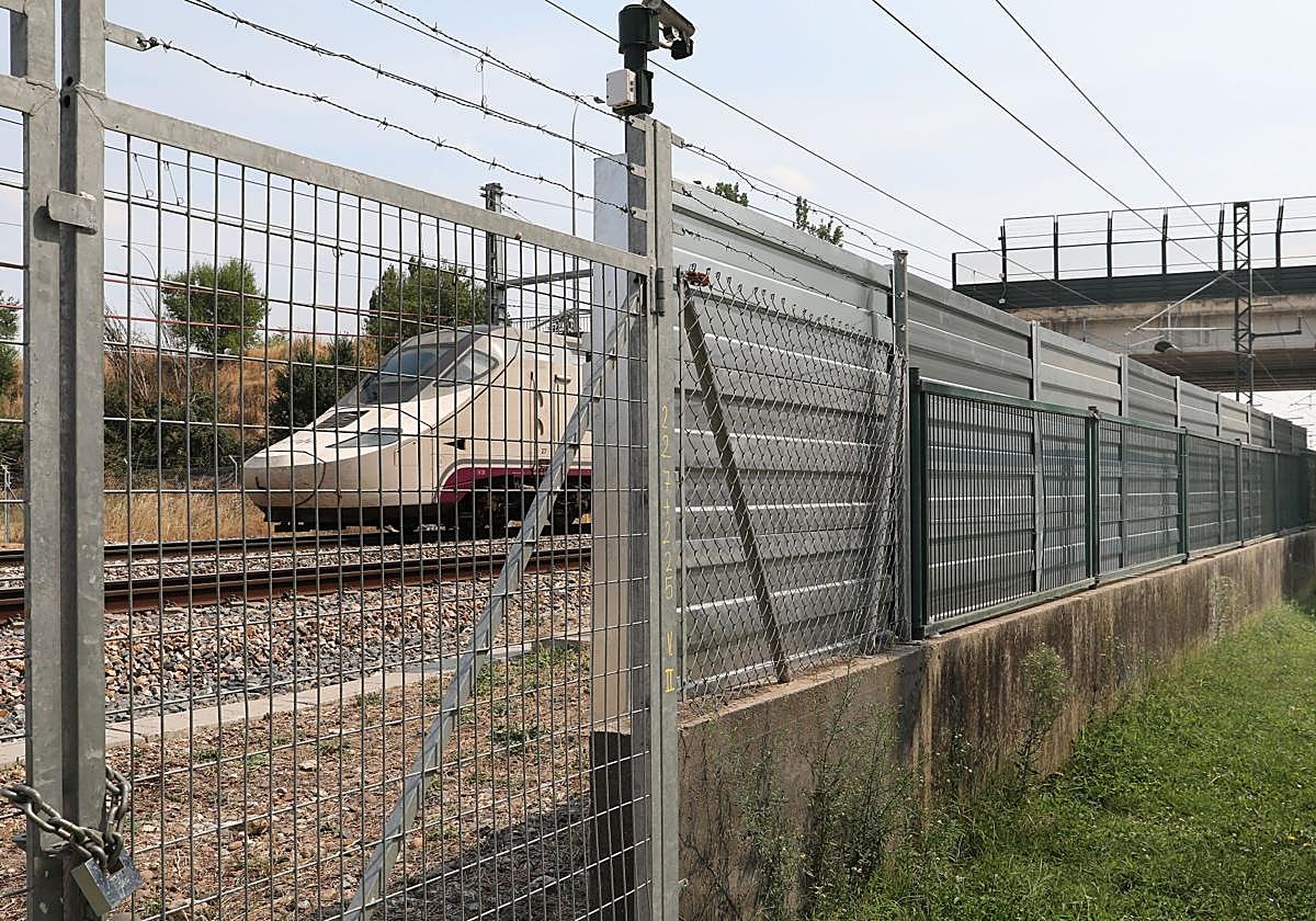Pantallas instaladas junto a la vía en la zona de la avenida de Madrid.