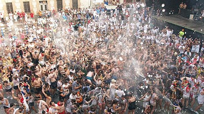 ¿En qué localidad se descorchan decenas de botellas de cava para dar inicio a sus festejos?