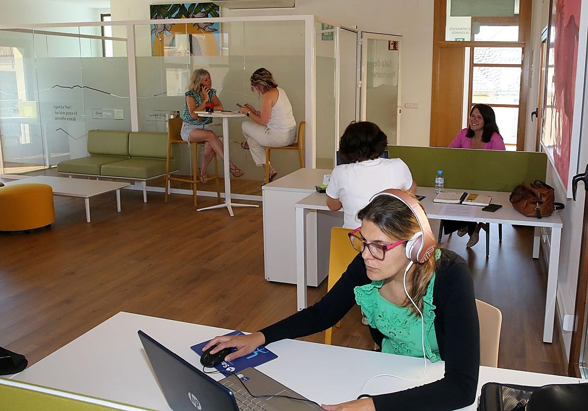 Varias personas teletrabajan en un centro 'coworking' de la provincia de Segovia.