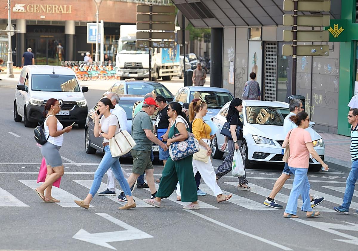 Un grupo de personas camina por el paseo de cebra entre Miguel Íscar y la plaza de España.