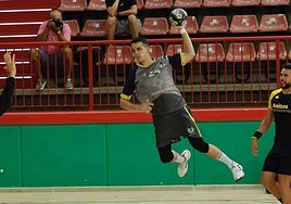 Jorge Serrano en el amistoso ante Aranda en Torrelavega.