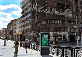 Cartel de felicitación de fiestas al principio de la Calle Mayor.