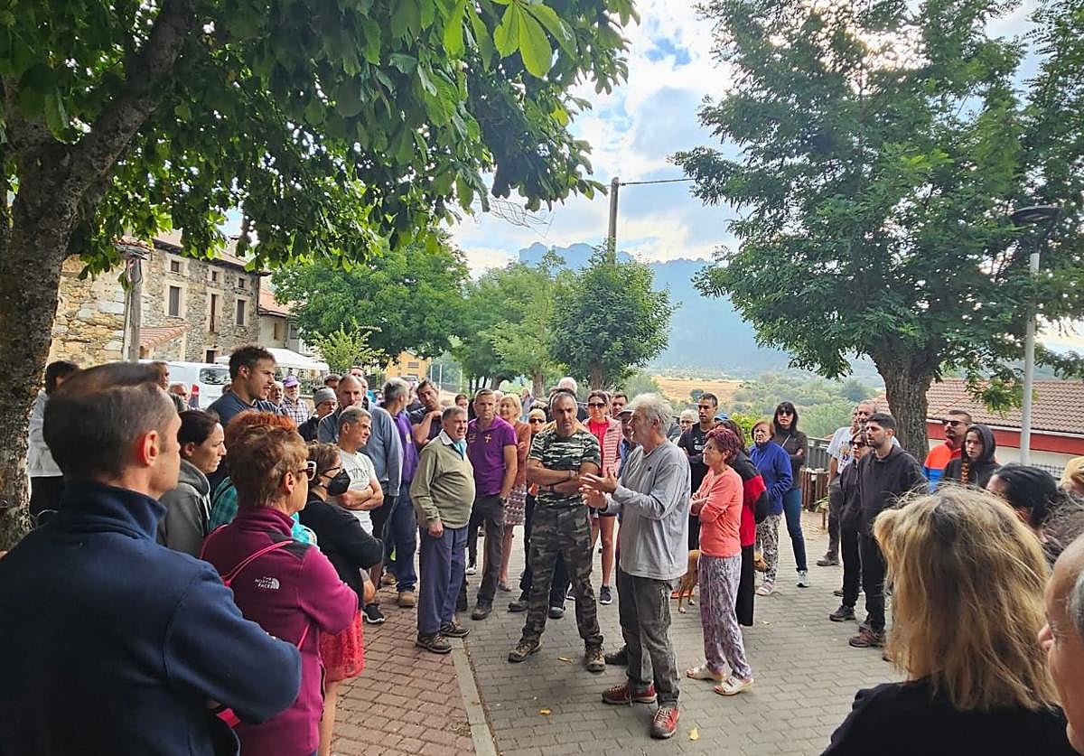 Vecinos reunidos en Camporredondo de Alba reciben indicaciones.