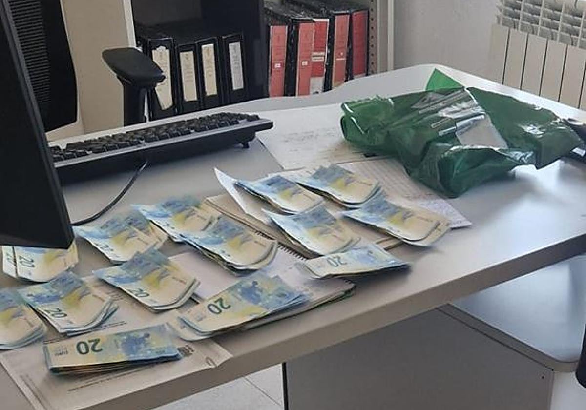 Billetes hallados en el interior de la lata de refresco.