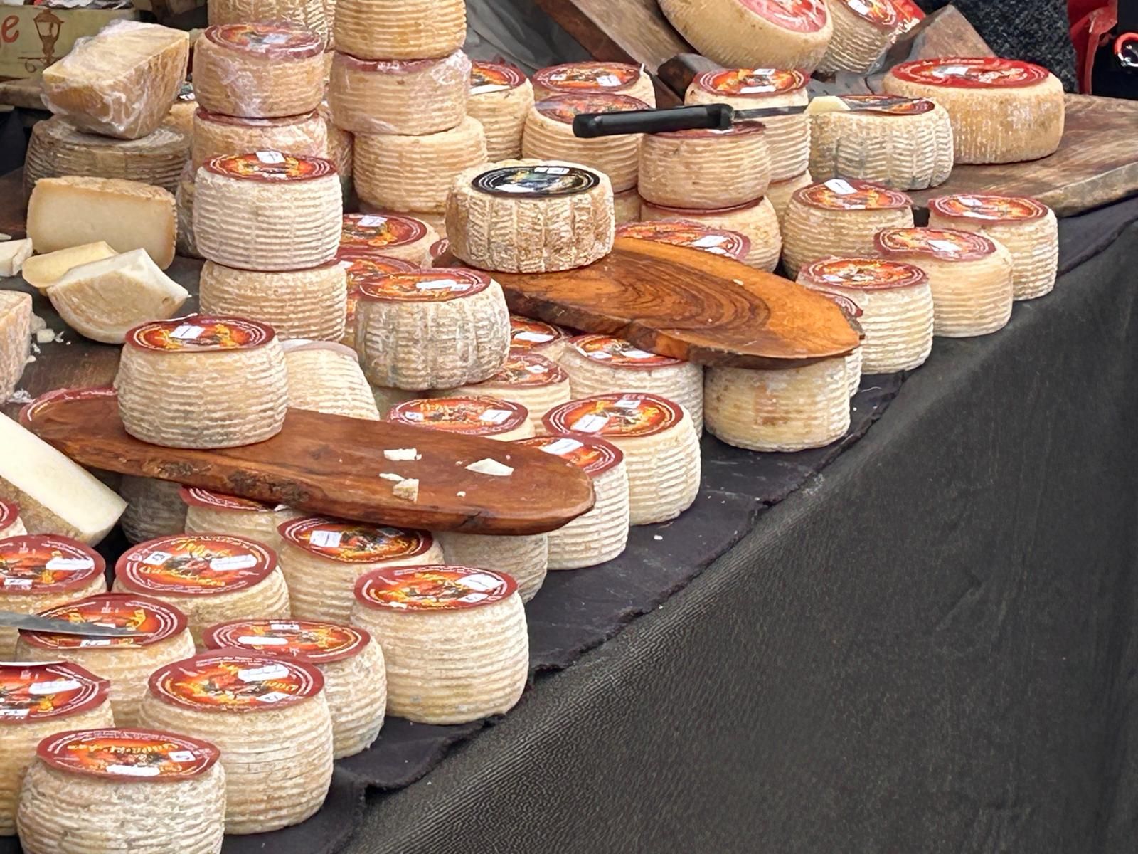 Animada feria de ganado vacuno en La Pernía