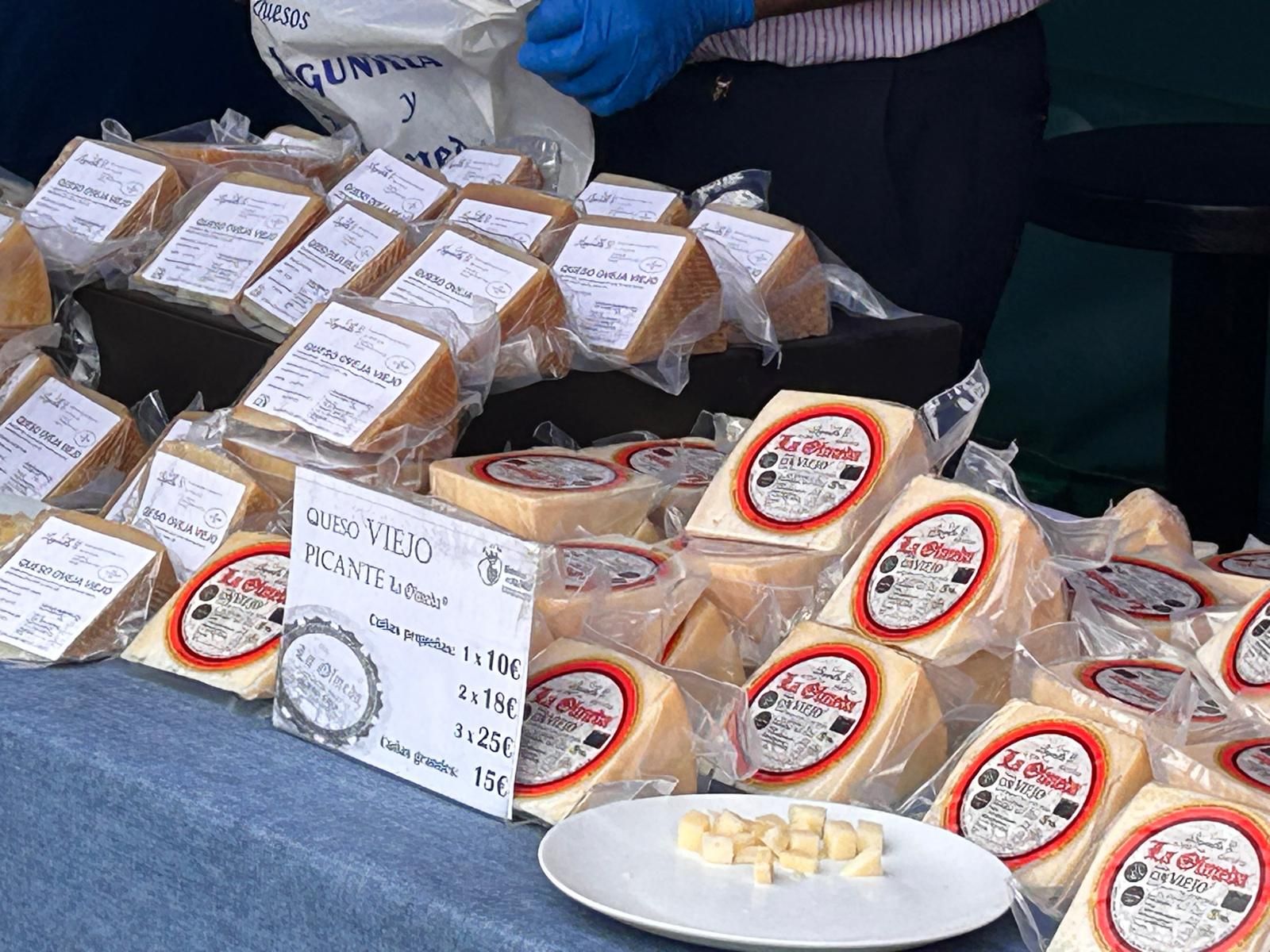 Animada feria de ganado vacuno en La Pernía