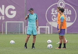 Guillermo Almada da instrucciones en una sesión en los Anexos.