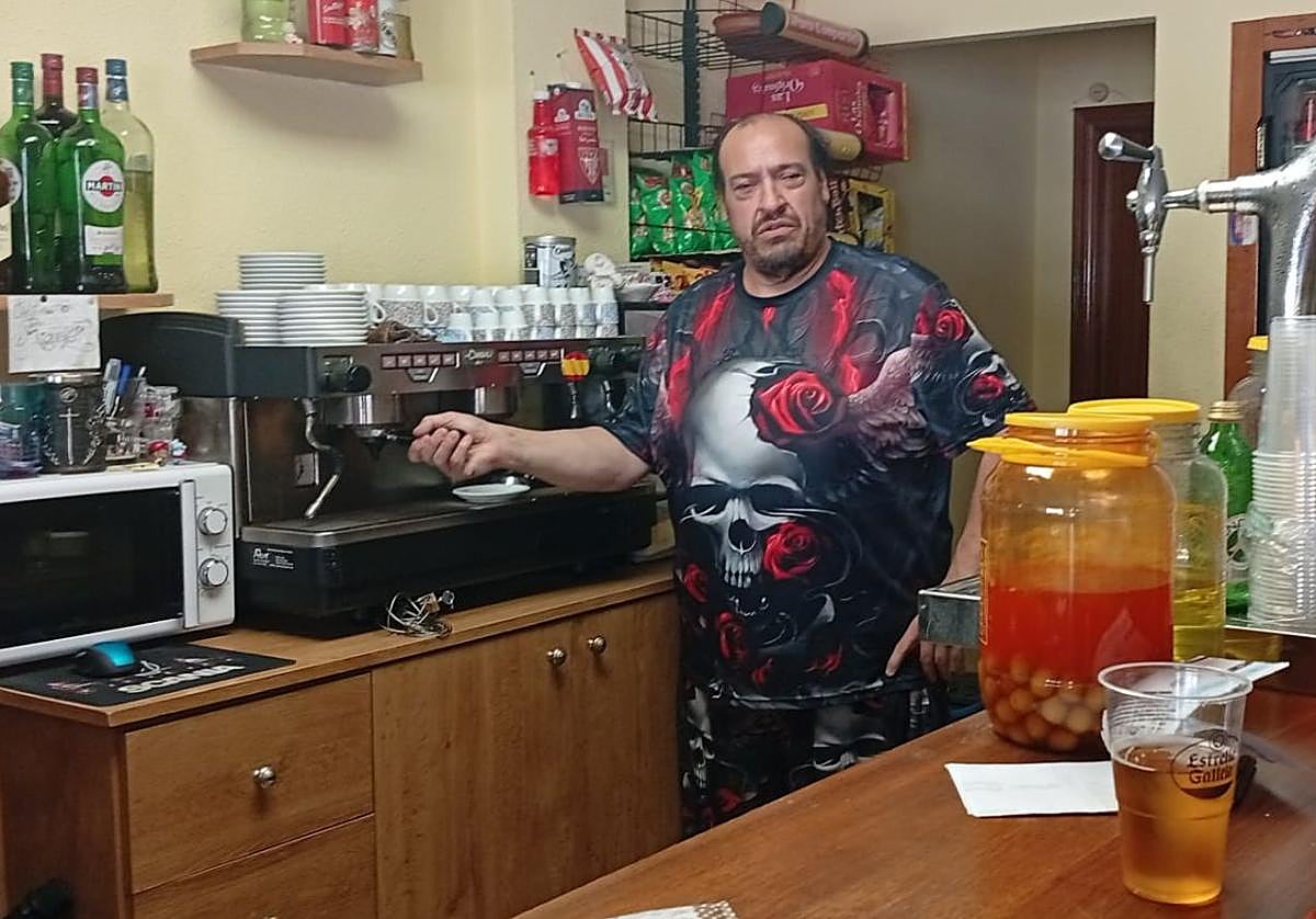 Miguel Valverde regenta el bar de la Plaza Miguelón, en La Mudarra