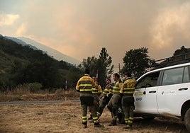 Medios aéreos y terrestres trabajan contra las llamas cerca de Boca de Huérgano (León).