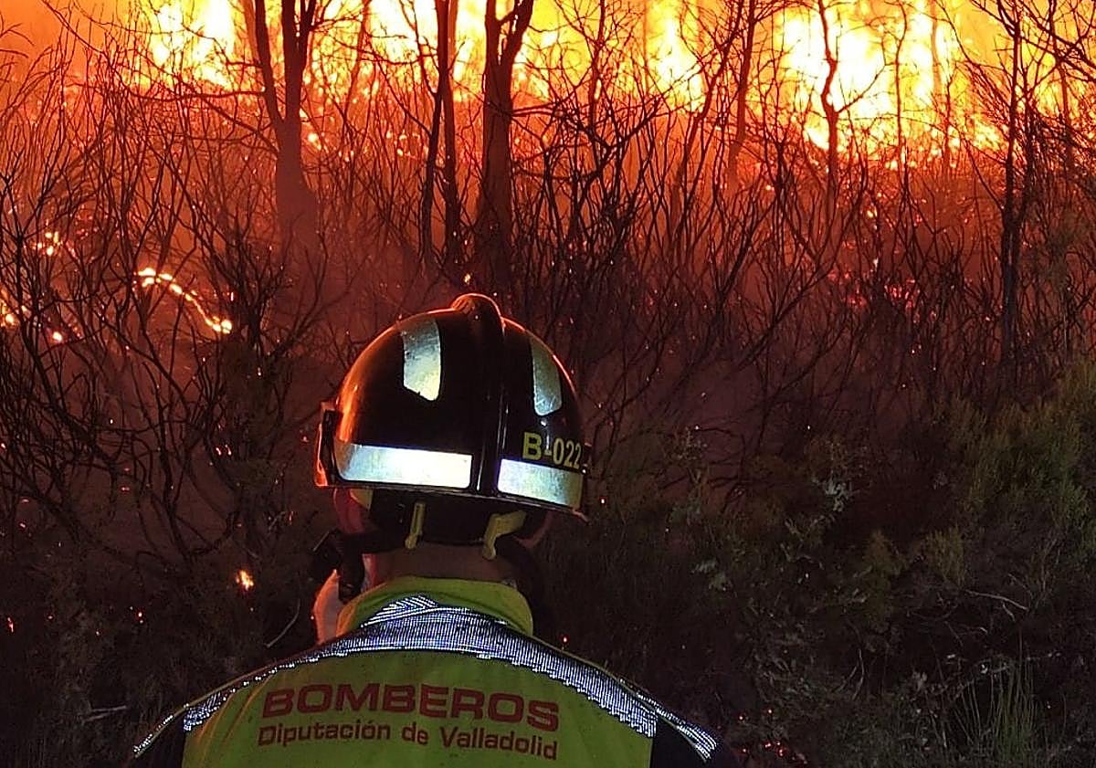 Imagen principal - Contrafuego nocturno y estado en el que quedó una de las casas de San Pedro de Cansoles.