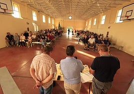 Numerosos asitentes al encuentro con las OPAs en la zona del incendio de Cipérez.