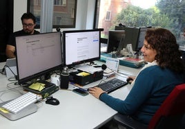 Imagen de archivo de trabajadores en una empresa de informática en Segovia.