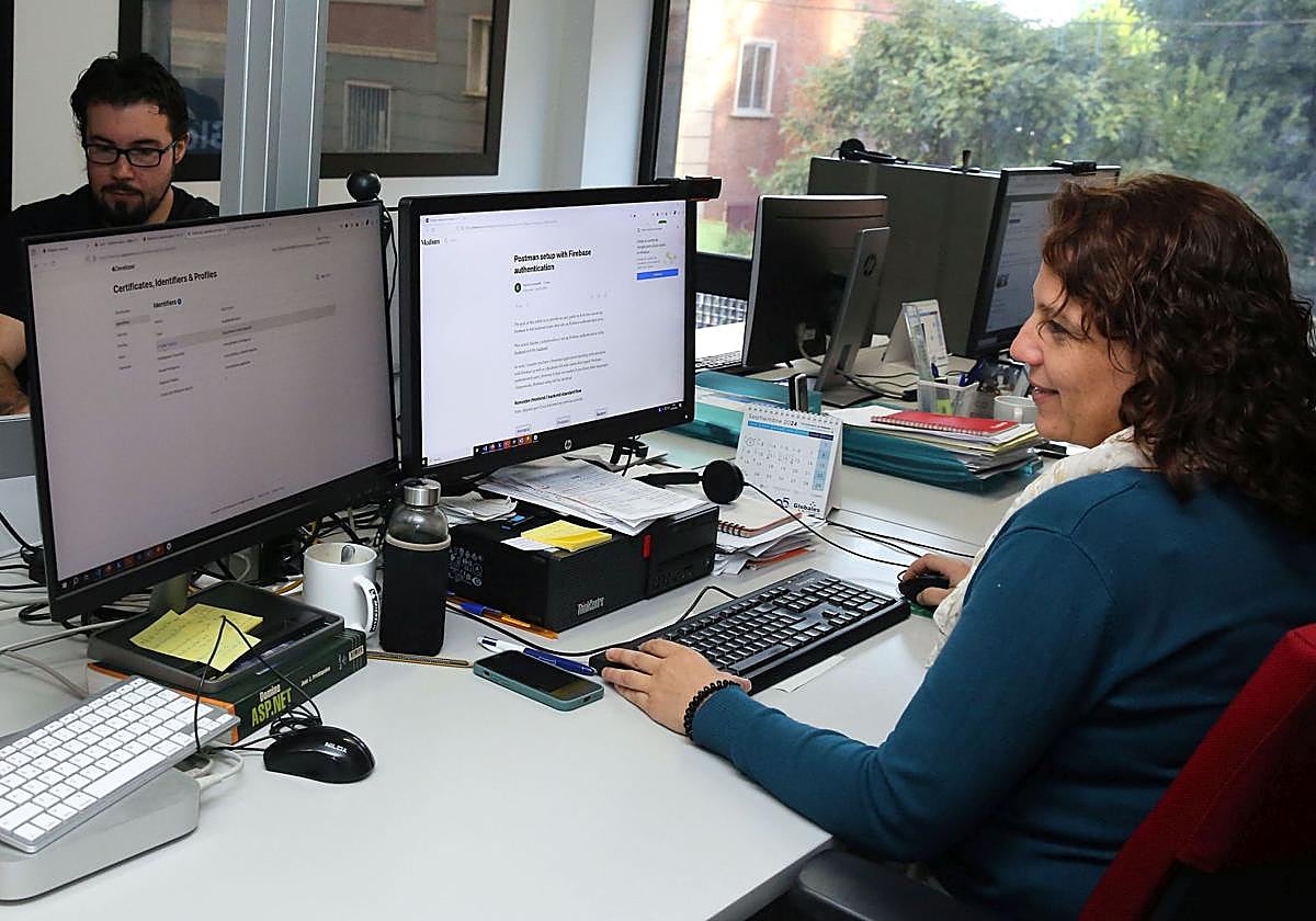 Imagen de archivo de trabajadores en una empresa de informática en Segovia.