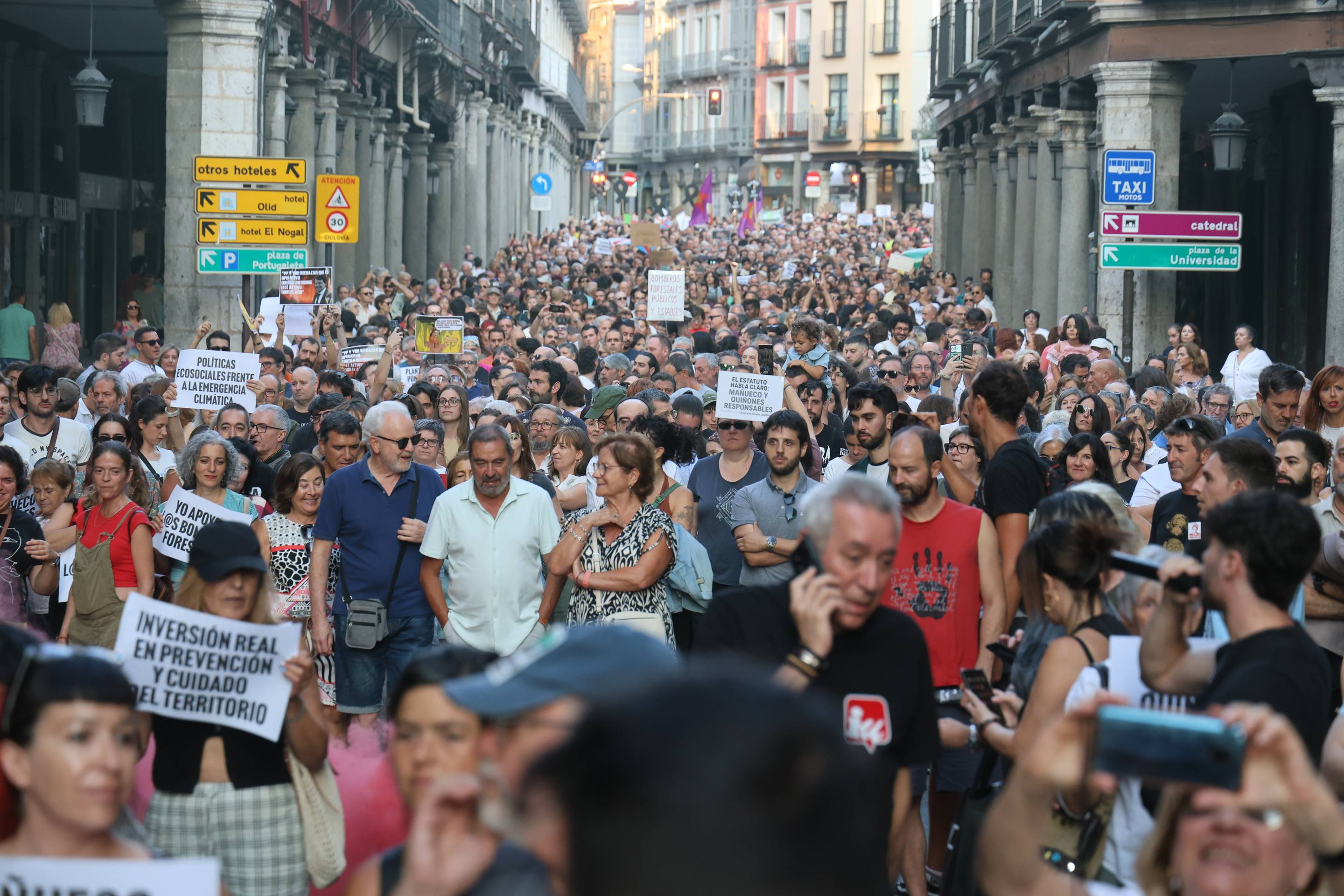 Las imágenes de la manifestación contra la gestión de los incendios de Castilla y León