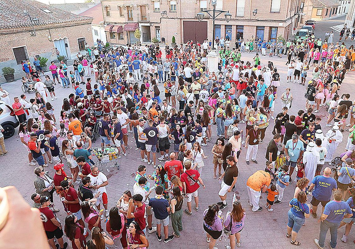 Imagen principal - Diferentes momentos durante las fiestas de Los Novillos del pasado año.