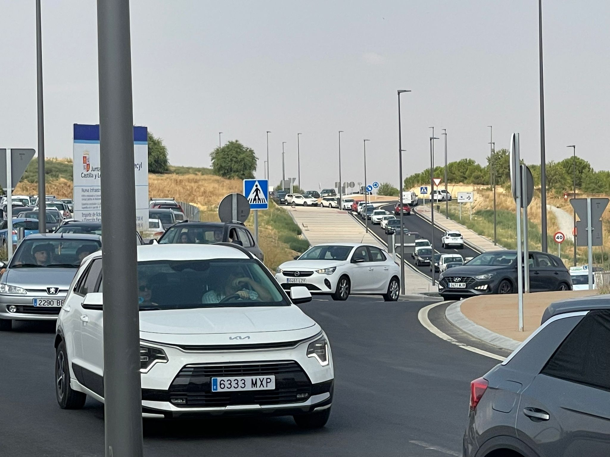 Atasco para entrar a Segovia desde la carretera del hospital.