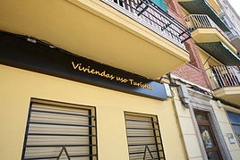 Fachada de una vivienda de uso turístico ubicada en Segovia.