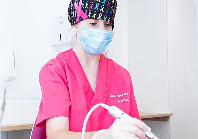 Cecilia Pesquera atendiendo a un paciente en su clínica