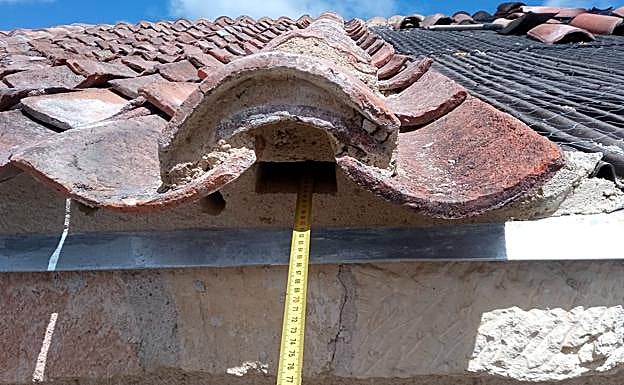 Entrada de un nido para vencejo en la iglesia de San Esteban, de 50 centímetros de profundidad.