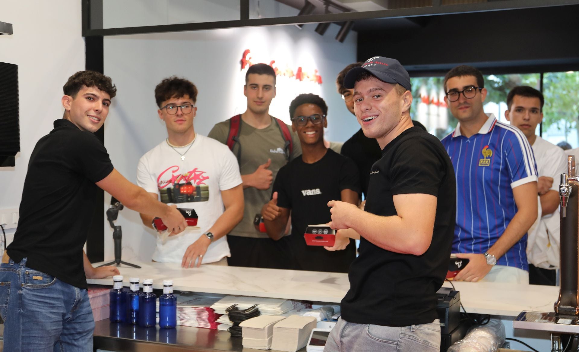 Colas para las 100 primeras hamburguesas de wagyu gratis en Palencia