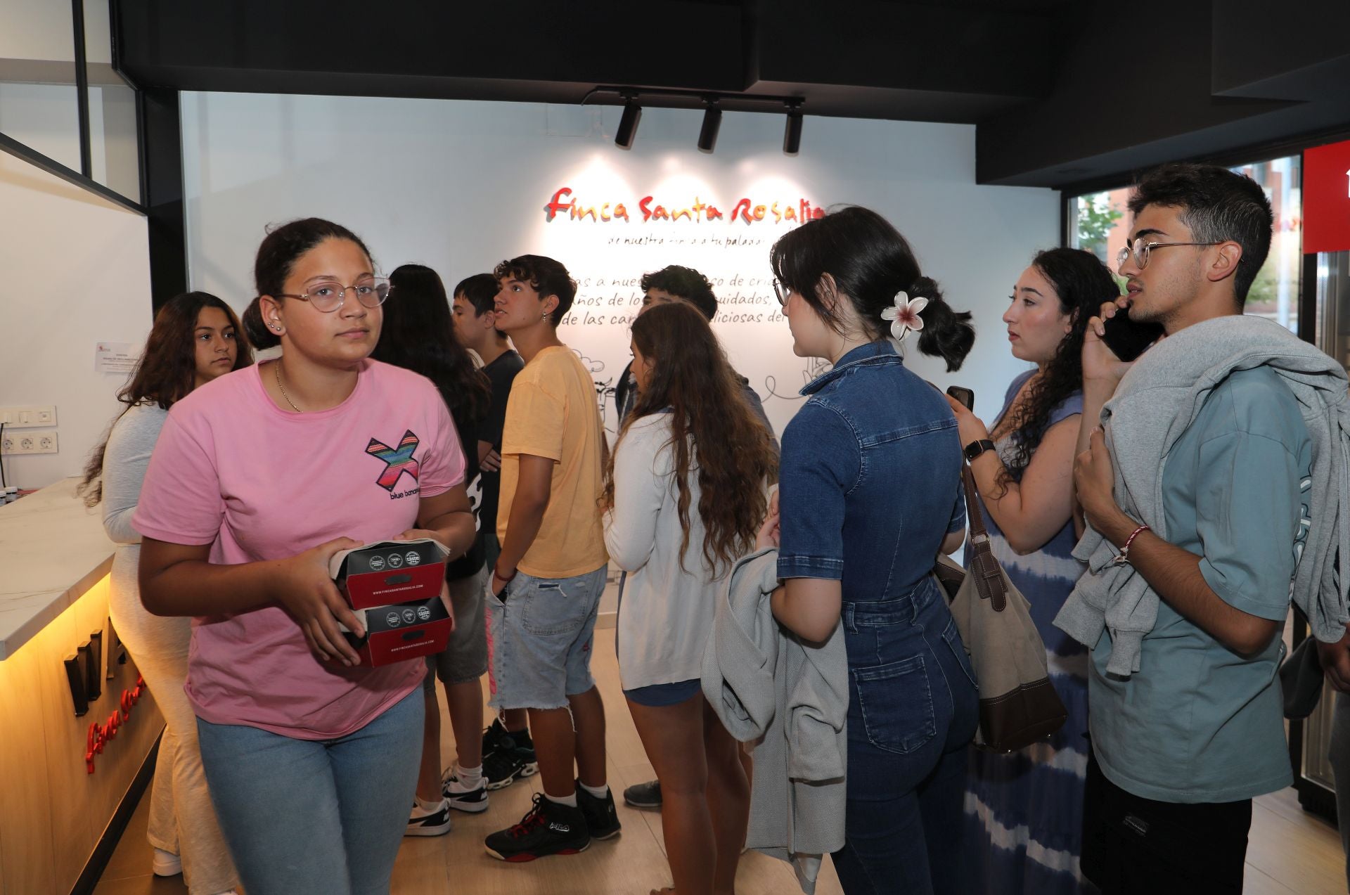 Colas para las 100 primeras hamburguesas de wagyu gratis en Palencia