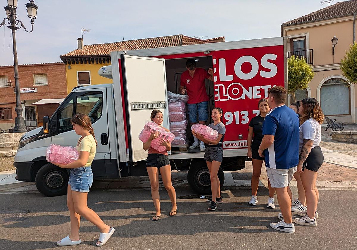 La Hieloneta despacha hielo a las peñas de Torrelobatón