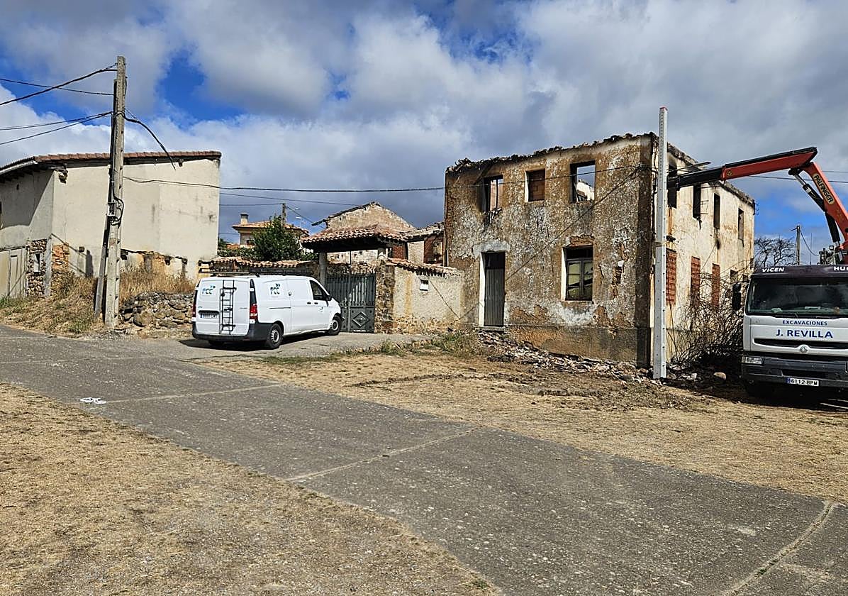 Trabajos para la reparación del suministro en San Pedro de Cansoles.