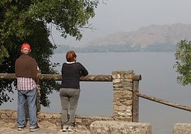 El Incendio de Porto de Sanabria avanza por la sierra que rodea el lago de Sanabria con mucho humo, lo que dicultad la tareas de los medios aéreos de extinción.