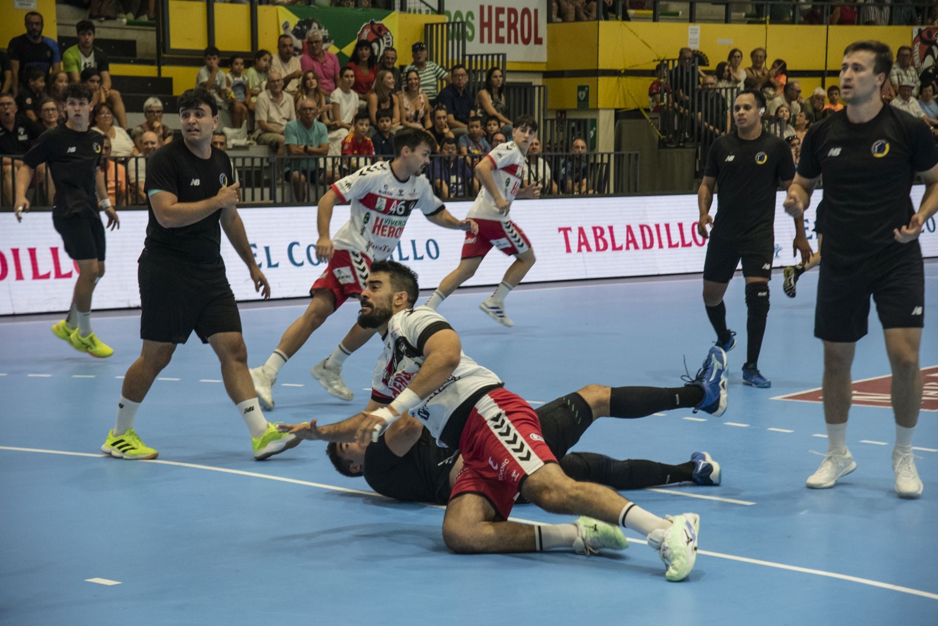 Fotos del amistoso entre el Balonmano Nava y el Balonmano Soria