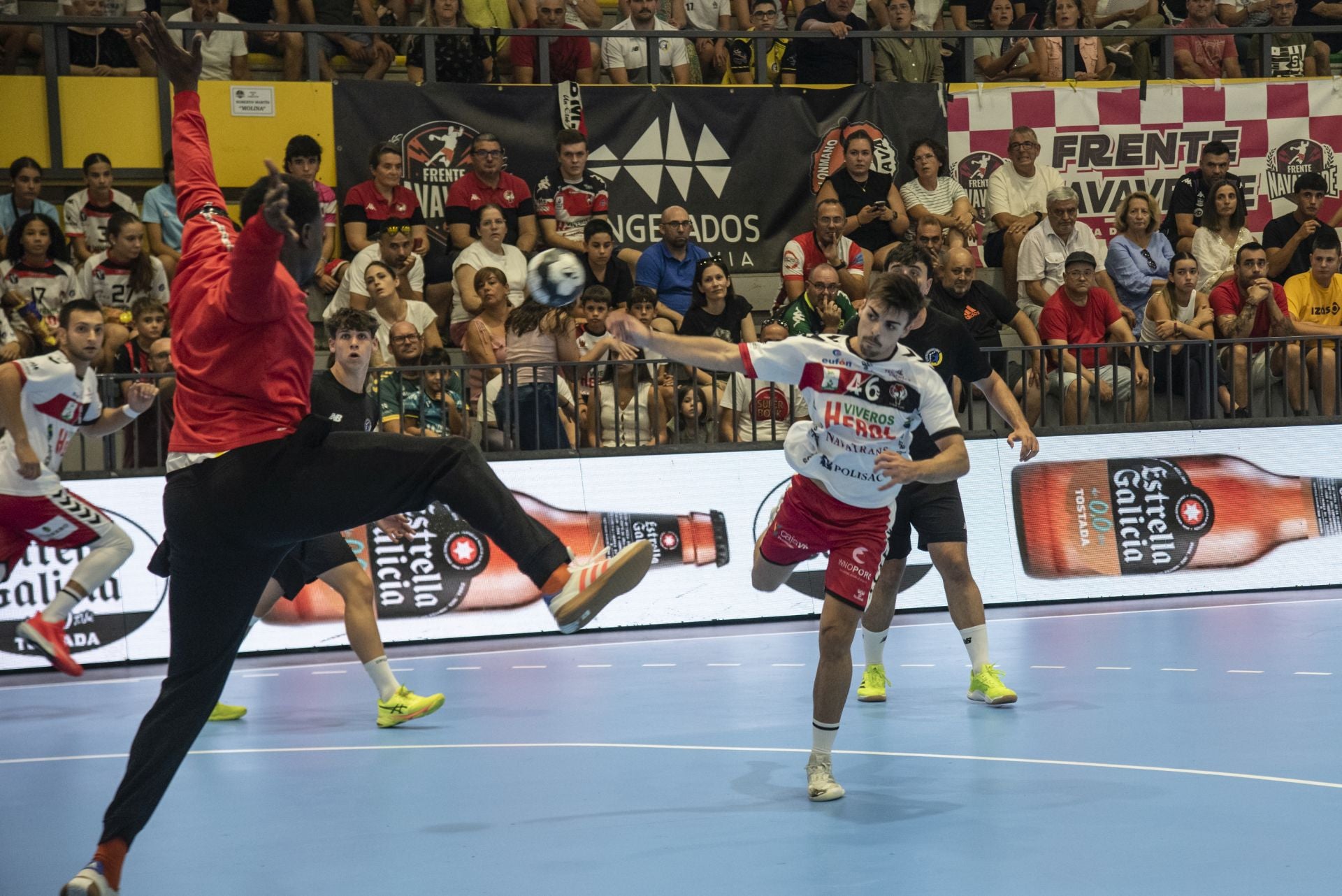 Fotos del amistoso entre el Balonmano Nava y el Balonmano Soria