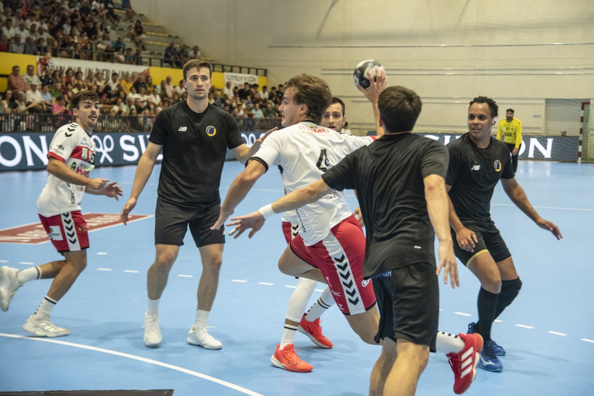 Fotos del amistoso entre el Balonmano Nava y el Balonmano Soria