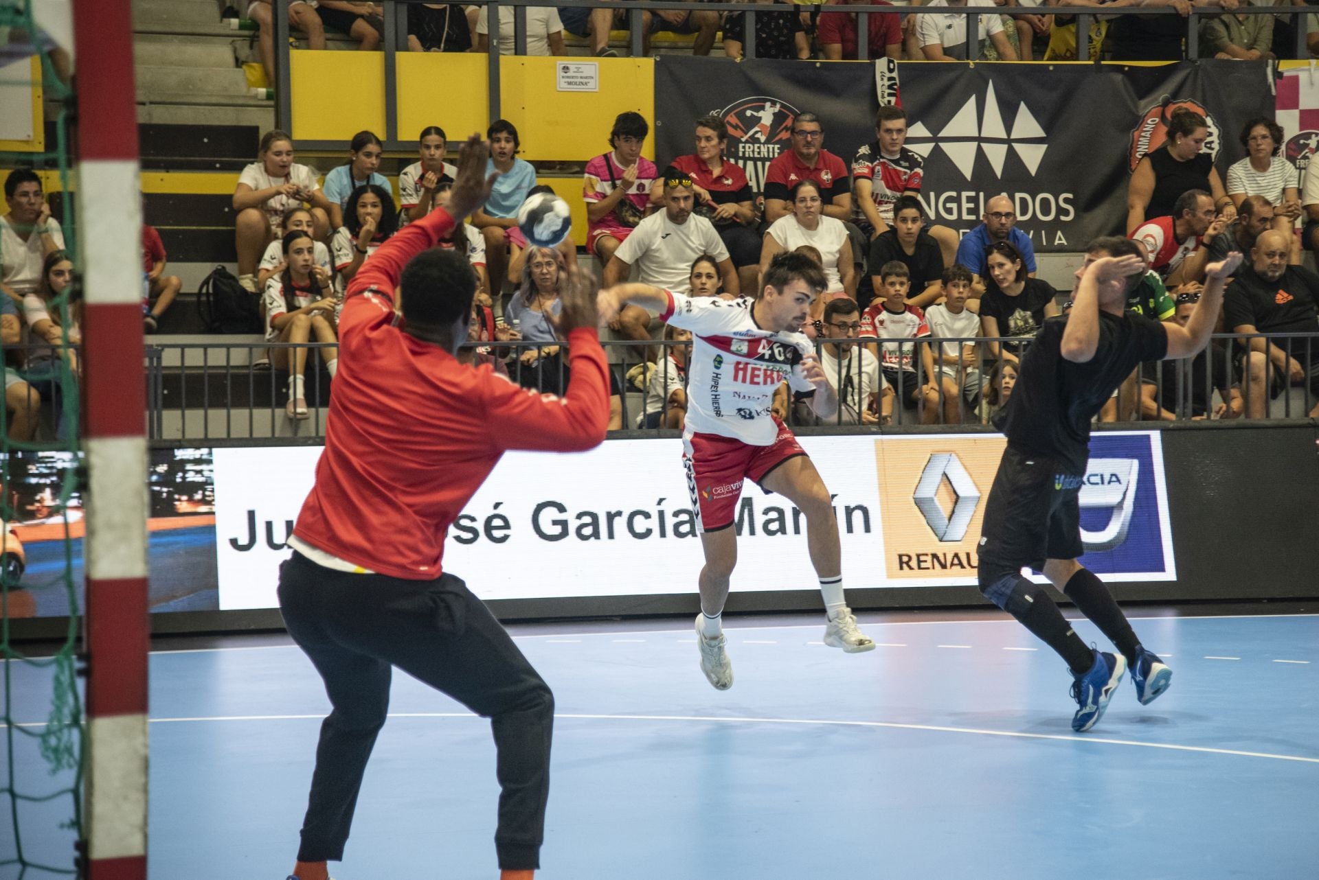 Fotos del amistoso entre el Balonmano Nava y el Balonmano Soria