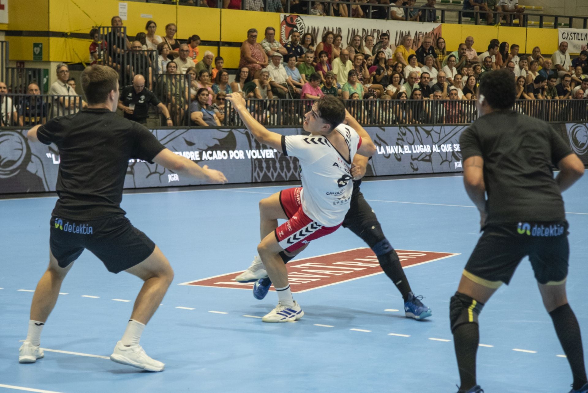 Fotos del amistoso entre el Balonmano Nava y el Balonmano Soria