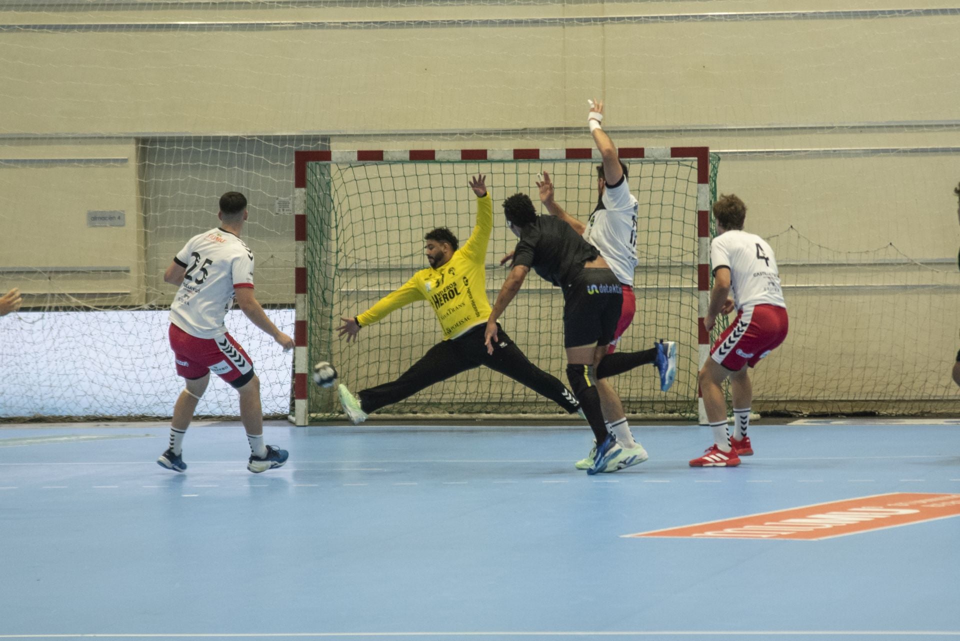 Fotos del amistoso entre el Balonmano Nava y el Balonmano Soria