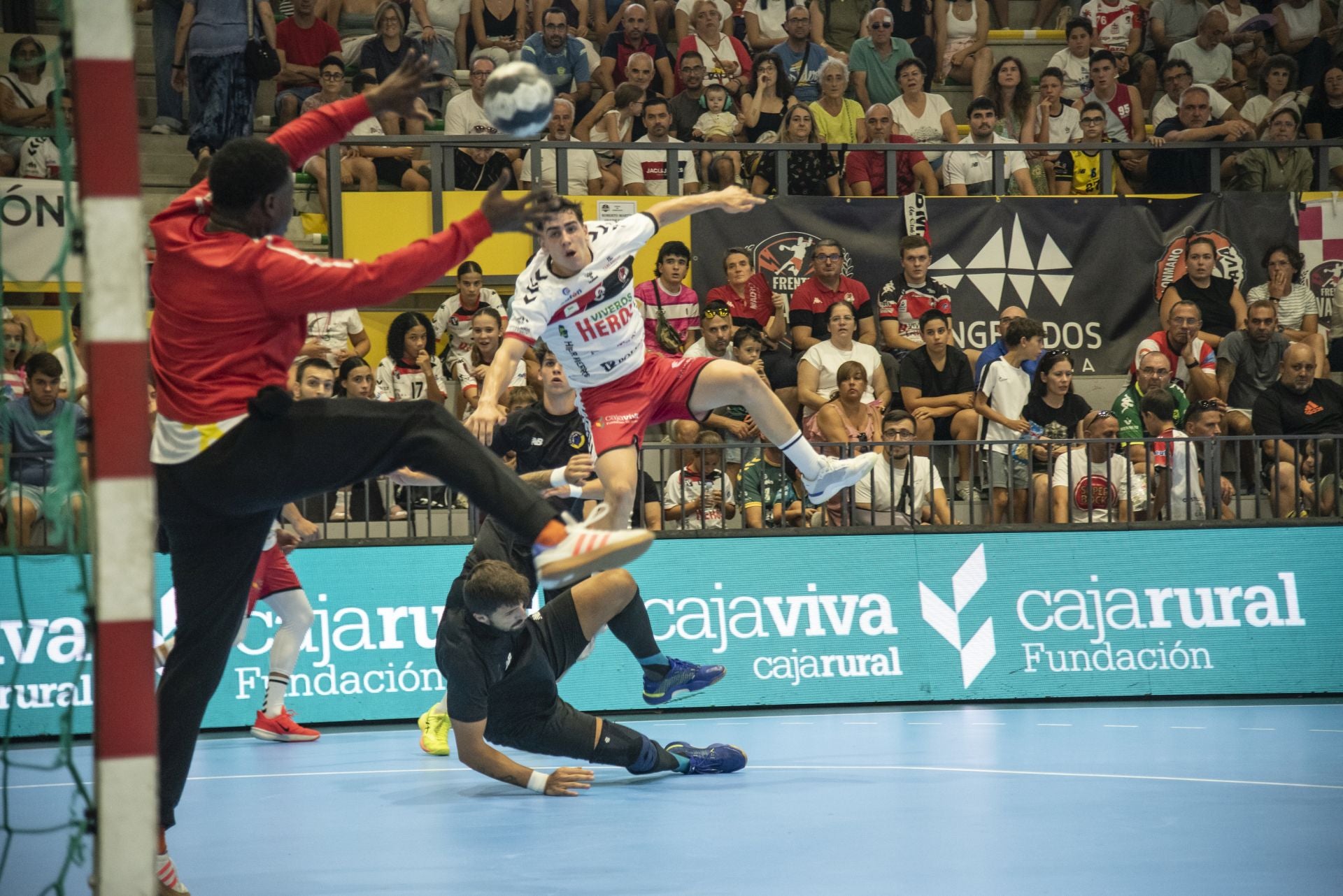 Fotos del amistoso entre el Balonmano Nava y el Balonmano Soria