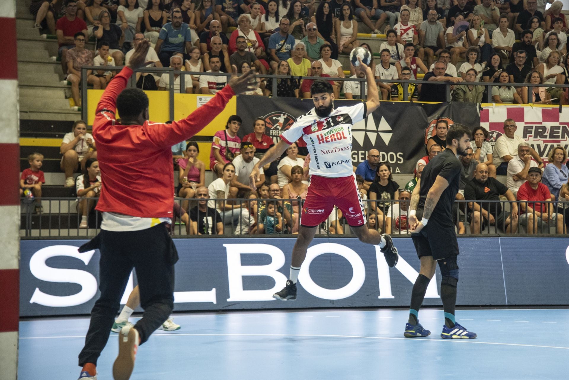 Fotos del amistoso entre el Balonmano Nava y el Balonmano Soria