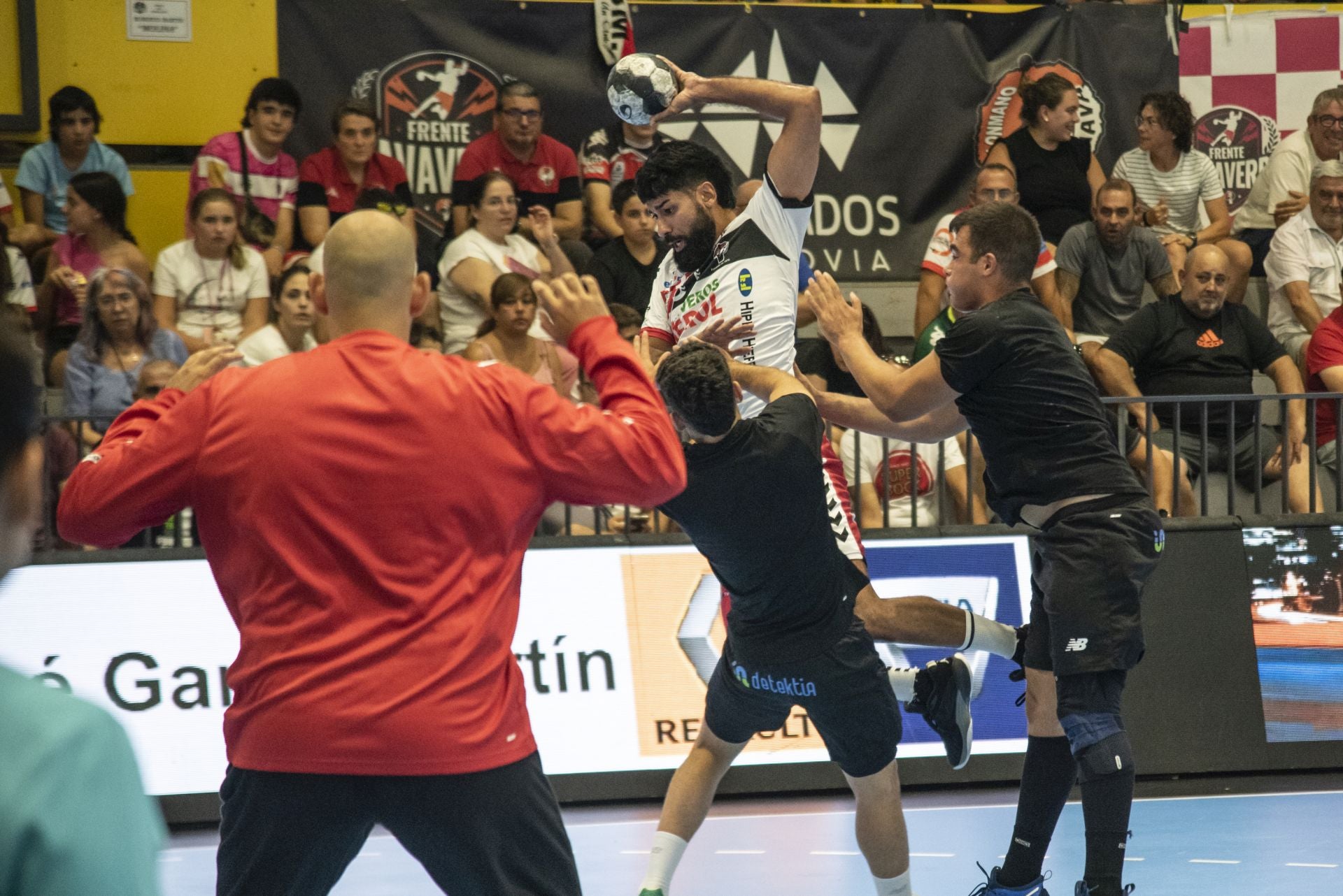 Fotos del amistoso entre el Balonmano Nava y el Balonmano Soria