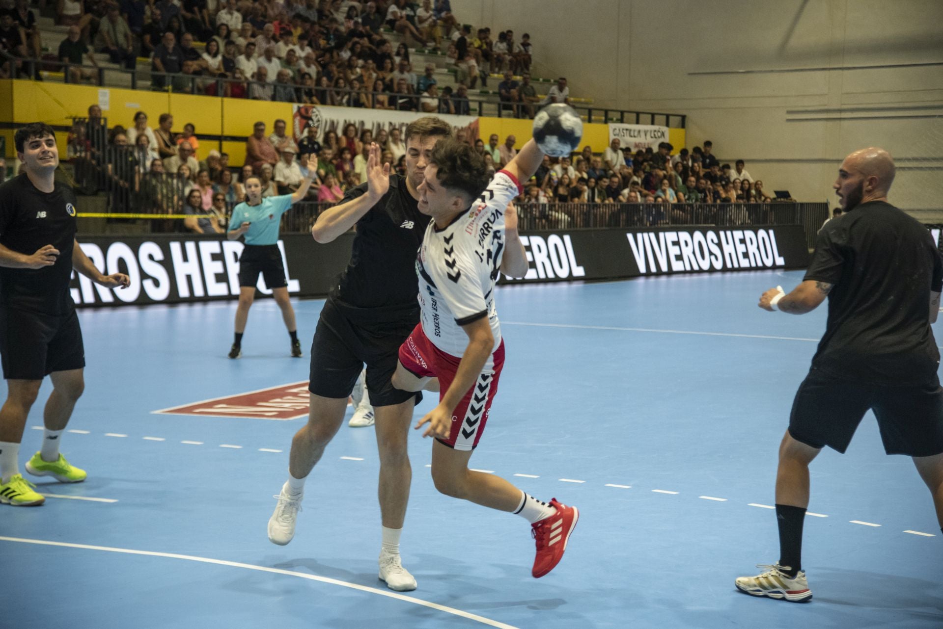 Fotos del amistoso entre el Balonmano Nava y el Balonmano Soria