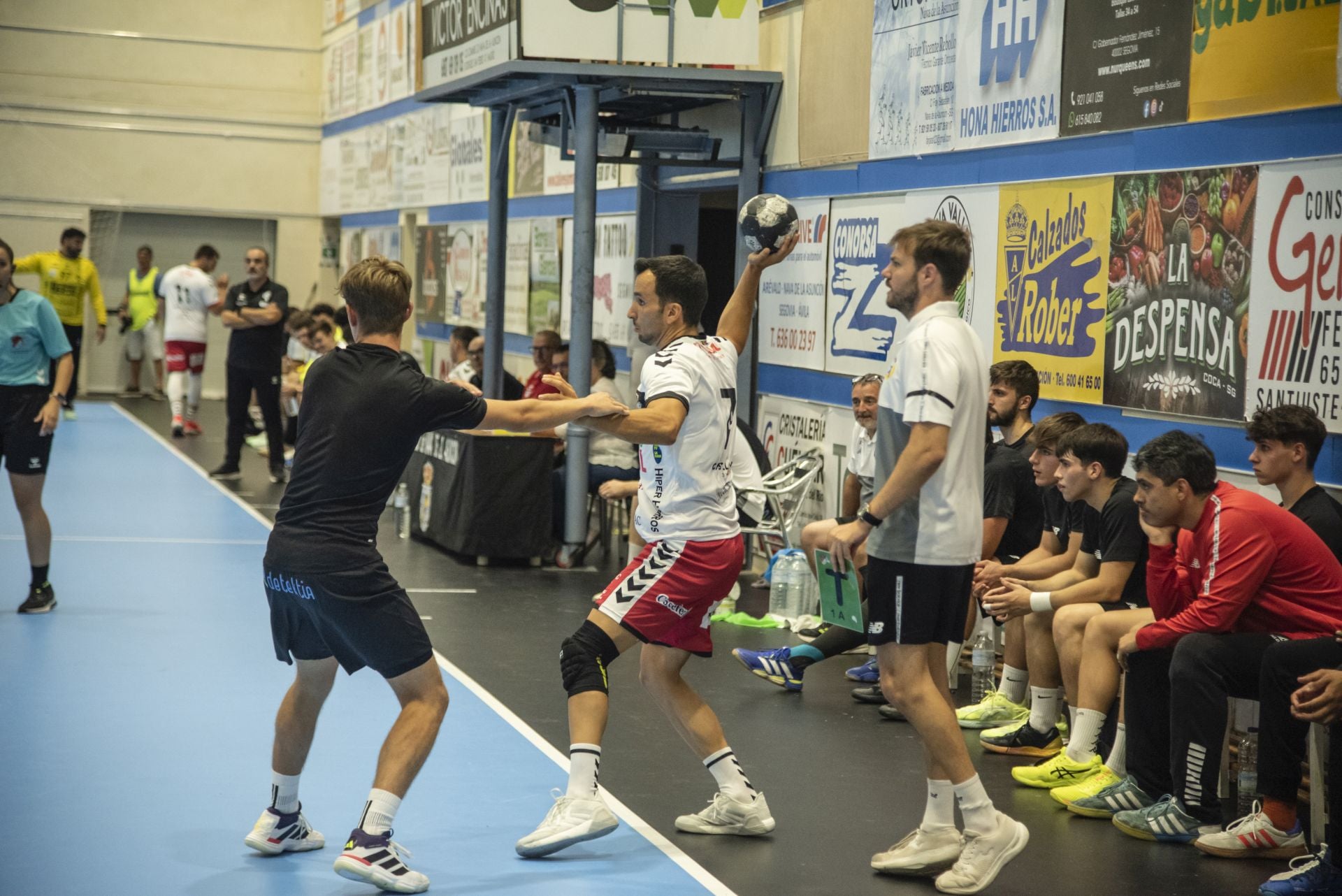 Fotos del amistoso entre el Balonmano Nava y el Balonmano Soria