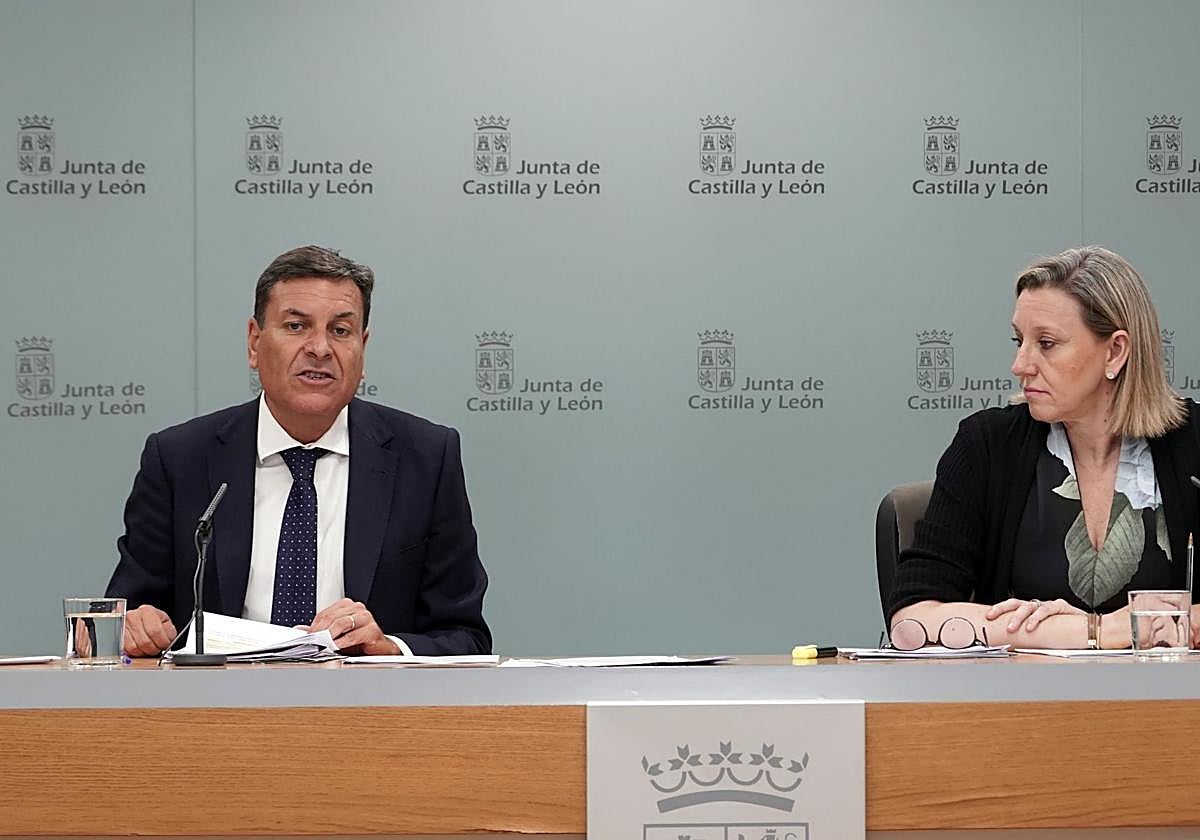 Carlos Fernández Carriedo e Isabel Blanco detallan las ayudas a los afectados de los incendios.