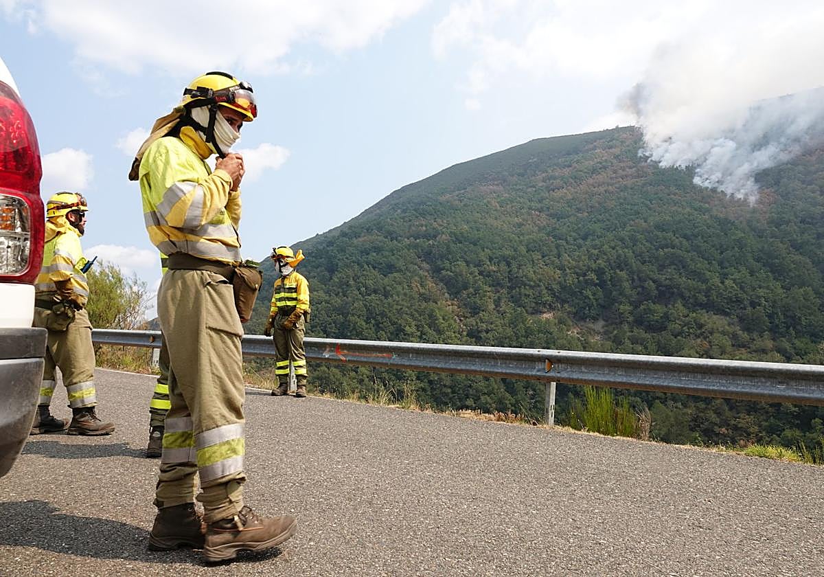 Varios servicios de emergencia tratan de extinguir el fuego de Dagaña (Asturias).