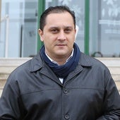 Ismael Bosch posa frente al Ayuntamiento de Arroyo de la Encomienda en una imagen de archivo.
