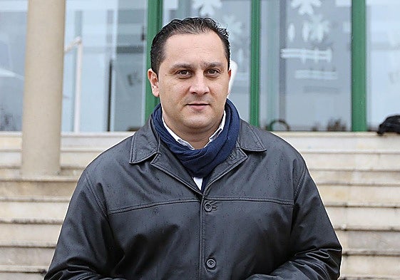 Ismael Bosch posa frente al Ayuntamiento de Arroyo de la Encomienda en una imagen de archivo.
