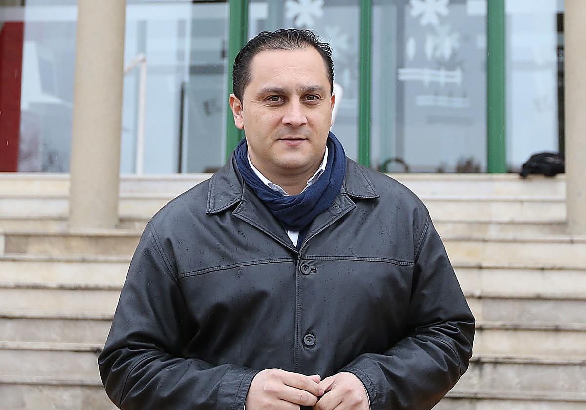 Ismael Bosch posa frente al Ayuntamiento de Arroyo de la Encomienda en una imagen de archivo.
