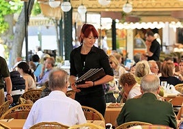 Una joven trabaja en una terraza de verano.